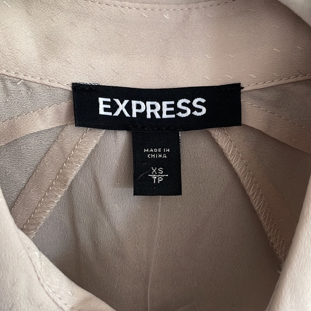 Express Ruffle Shoulder Short/Cap Sleeve Button-Up Shirt - Picture 5 of 10